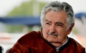 Ex-presidente do Uruguai anuncia que tem tumor no esôfago