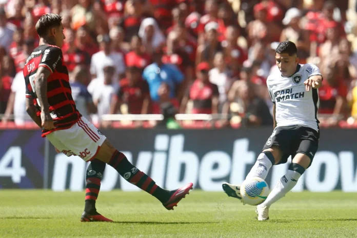 Botafogo vence o Flamengo no Maracanã e assume liderança do Brasileirão