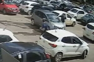 VÍDEO: No DF, motorista em fúria quebra vidro de carro que trancava vaga
