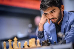Indiano de 17 anos se torna o vencedor mais jovem de torneio de xadrez