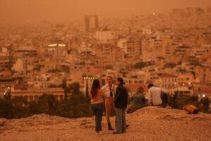 Nuvens de poeira invadiram a Grécia e Atenas