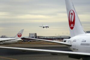 No Japão, avião com 122 pessoas a bordo é atingido duas vezes por raio