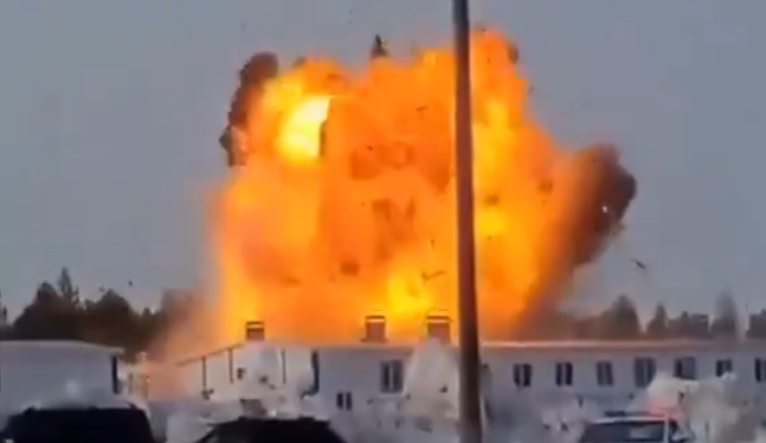 VÍDEO: Avião ucraniano sem piloto cai sobre prédio industrial na Rússia