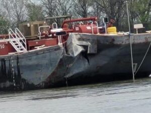 VÍDEO: navio bate em ponte, mas estrutura não apresentou danos nos EUA