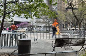 Em Nova York, homem ateia fogo a si mesmo do lado de fora de julgamento de Trump