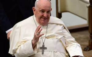 Papa Francisco visita Veneza e diz que seu trabalho não é fácil e diz: "Por favor orem por mim"