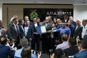 Wilson Lima entrega licença de exploração de potássio em Autazes, que deve gerar 2,6 mil empregos