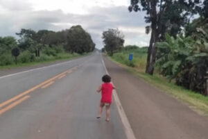 VÍDEO: Criança de fralda vista andando em rodovia é resgatada pela PRF, em Goiás
