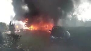 Após deixar idosa em casa, ambulância pega fogo e explode logo na Inglaterra