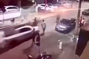 VÍDEO: Após briga, adolescente pega carro da mãe e atropela pessoas no RJ