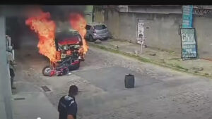 VÍDEO: Motociclista é atropelado por Kombi pegando fogo no RJ