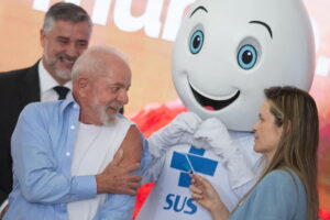 Lula é vacinado contra gripe no Planalto e alfineta Bolsonaro: "Não vira jacaré"