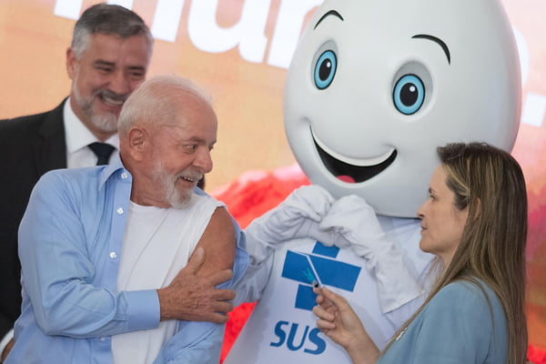 Lula é vacinado contra gripe no Planalto e alfineta Bolsonaro: 