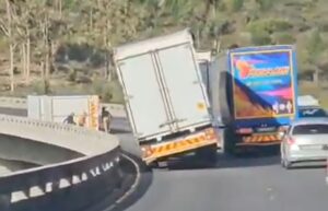 VÍDEO: Vento forte derruba caminhão de viaduto na África do Sul