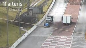 VÍDEO: Dois caminhões desgovernados entram em área de escape de rodovia e evitam acidente no PR