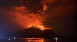 Após vulcão entrar em erupção, mais de 10 mil pessoas deixam região da Indonésia