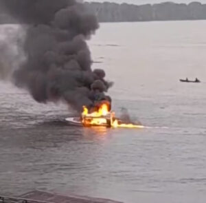 VÍDEO: Incêndio destrói lancha da Funai no meio do rio em Jutaí (AM)