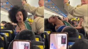 VÍDEO: Mulher viraliza ao se contorcer e é retirada pela polícia de avião: "Possuída"
