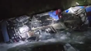 VÍDEO: Ao menos 23 mortos em queda de ônibus em abismo no norte do Peru
