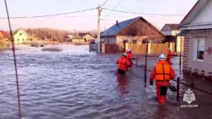 Na Rússia, Chuva forte e degelo inundam mais de 10 mil imóveis residenciais