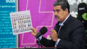 Imagem de Nicolás Maduro aparece 13 vezes em cédula de votação