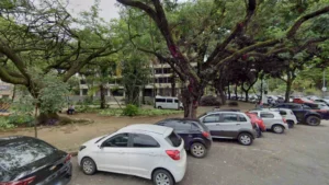 Mulher esfaqueia homem no peito após briga entre guardadores de carro em Minas Gerais
