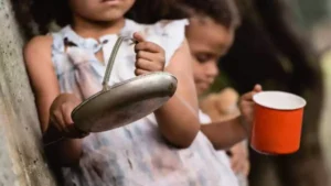 Relatório aponta quase 300 milhões de pessoas sofreram insegurança alimentar em 2023