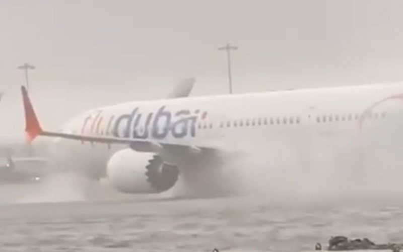 VÍDEO Aeroporto de Dubai fica alagado e avião "navega na pista" Rede