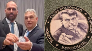 Eduardo Bolsonaro entrega medalha de "imbrochável" a primeiro-ministro da Hungria