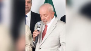 VÍDEO: "Gol tem que prestar contas", diz Lula ao usar gravata em homenagem ao cão Joca