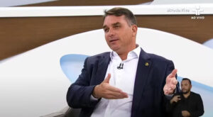 VÍDEO: Em entrevista, Flávio Bolsonaro diz ser contra impeachment de Alexandre de Moraes