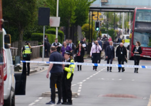 Menino de 13 anos foi morto em ataque com espada em Londres, informa polícia