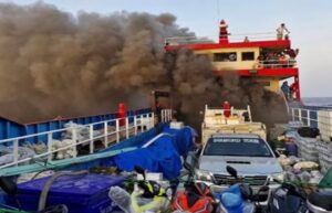 Turistas aterrorizados pulam de embarcação durante incêndio na Tailândia