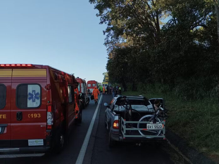 VÍDEO: Van atropela 15 ciclistas em rodovia de MG: Dois feridos estão em estado grave