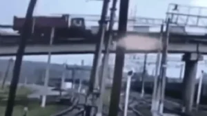 VÍDEO: Caminhão cai em linha de trem após ponte desabar na Rússia