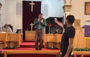 VÍDEO: Homem invade culto e atira contra pastor nos EUA, mas arma falha