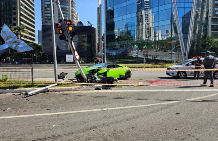 VÍDEO: Motorista de Lamborghini é roubado, persegue ladrão e bate carro de luxo, em SP