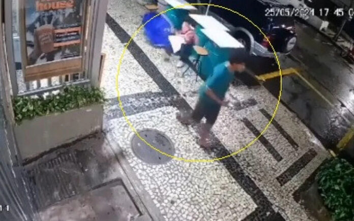 VÍDEO: Idosa é empurrada por homem em situação de rua, no RJ