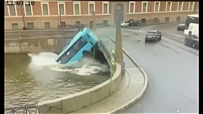 VÍDEO: Ônibus cai de ponte em São Petersburgo, na Rússia; 3 pessoas morrem