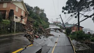 VÍDEO: Fortes chuvas fazem asfalto ceder e causam desmoronamento em Gramado (RS)
