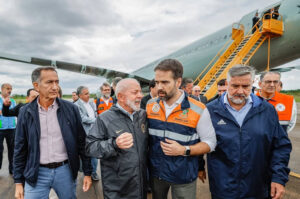 VÍDEOS: Lula retorna ao RS e diz que "todo mundo que perdeu a casa vai ter sua casinha"