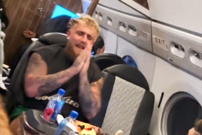 VÍDEO: Avião do youtuber Jake Paul, que vai lutar com Mike Tyson, é atingido por raio