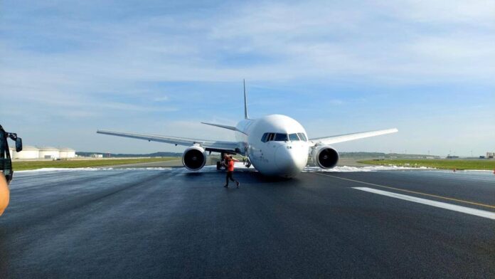 VÍDEO: Falha em trem de pouso faz avião arrastar fuselagem na pista, em aeroporto na Turquia