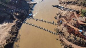 VÍDEO: Pontes construídas por batalhão no RS são destruídas por correnteza