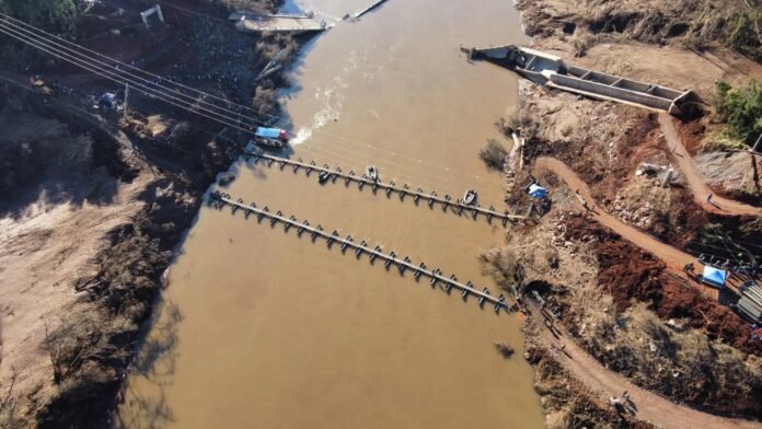 VÍDEO: Pontes construídas por batalhão no RS são destruídas por correnteza