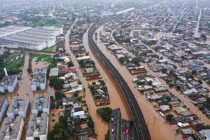 VÍDEO: "Mau cheiro não é de animal", diz bombeiro sobre enchentes em cidades do RS