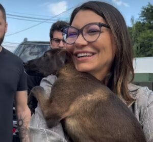 Janja adota cachorrinha