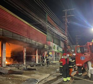 Em Manacapuru, incêndio de grandes proporções atinge supermercado na madrugada de domingo (5)