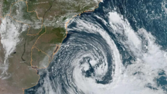 O ciclone em alto mar levará chuvas e ventos fortes