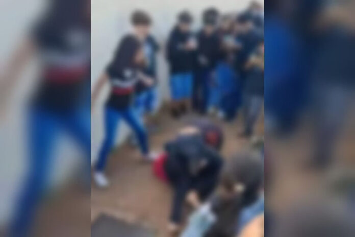 VÍDEO: Pancadaria de estudantes em frente a escola acaba na delegacia, no interior de SP